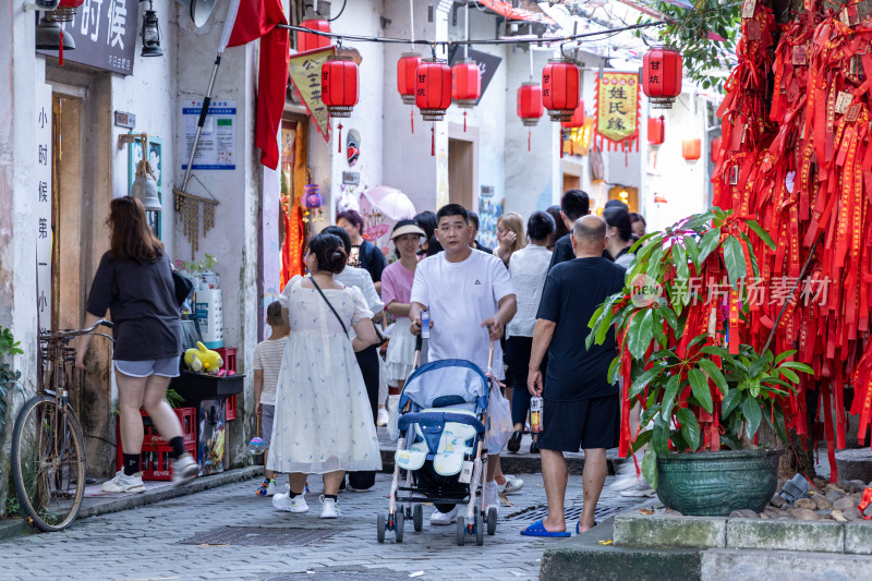 游客在深圳市甘坑客家小镇游玩