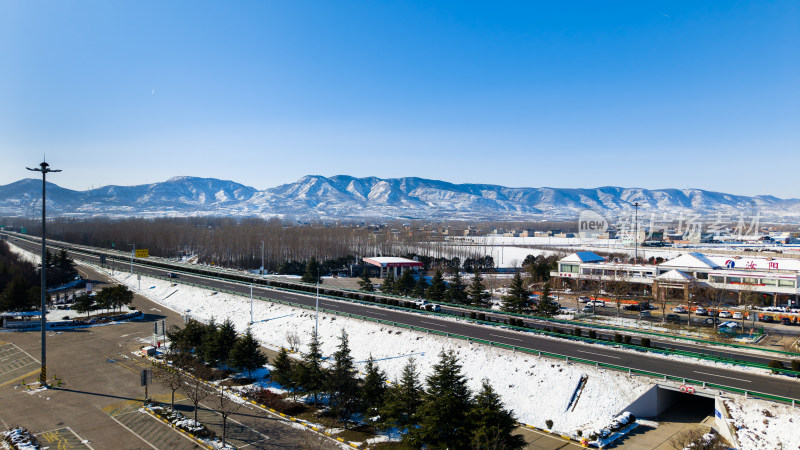 雪山下的公路及周边服务区全景河南汝阳