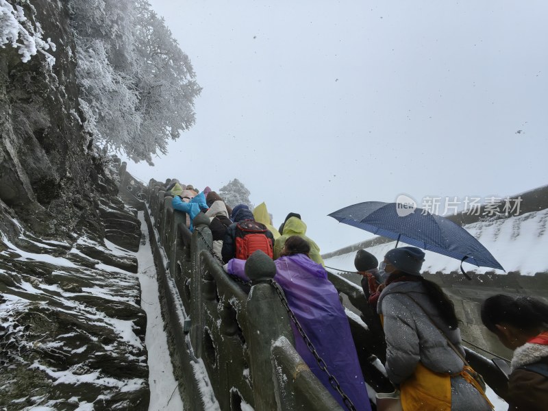 湖北武当山景区金顶冬季大雪登山游客