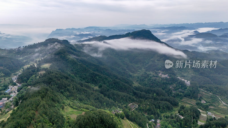 重庆酉阳：雾霾天气青山绿