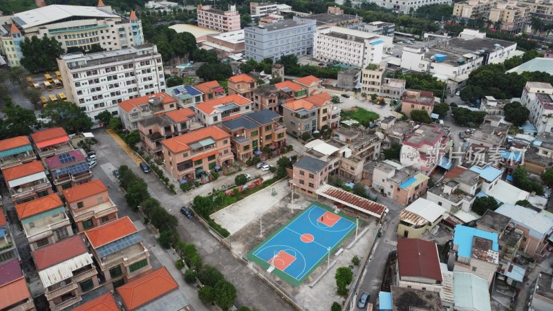 广东东莞：航拍村里的露天篮球场