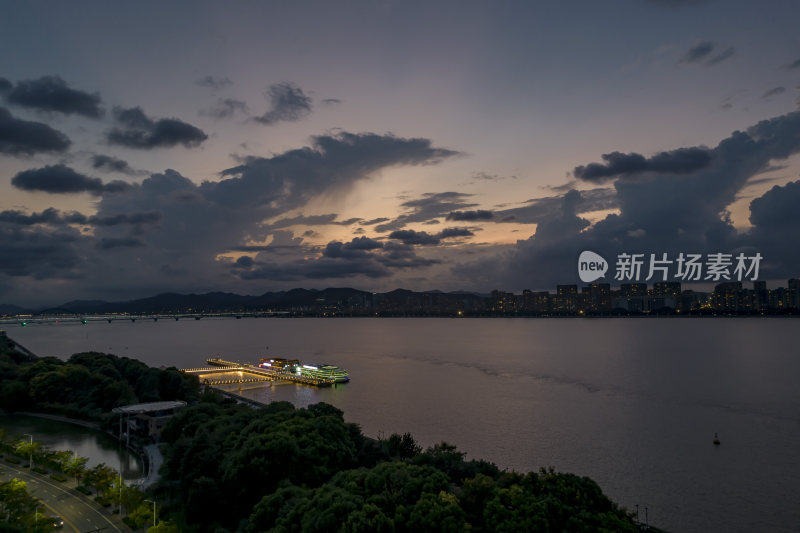 杭州钱塘江夜游(滨江码头)夜景