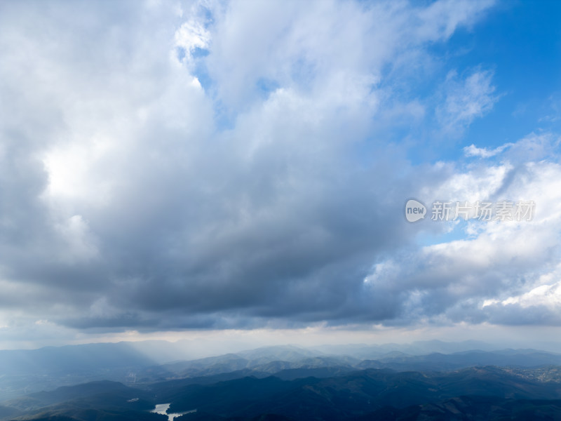 航拍壮阔山景与蓝天白云相映的自然景观