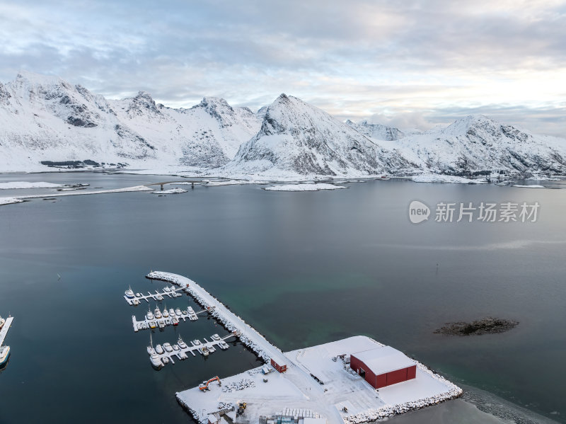 挪威罗弗敦群岛北极圈雷纳冬季雪景高空航拍