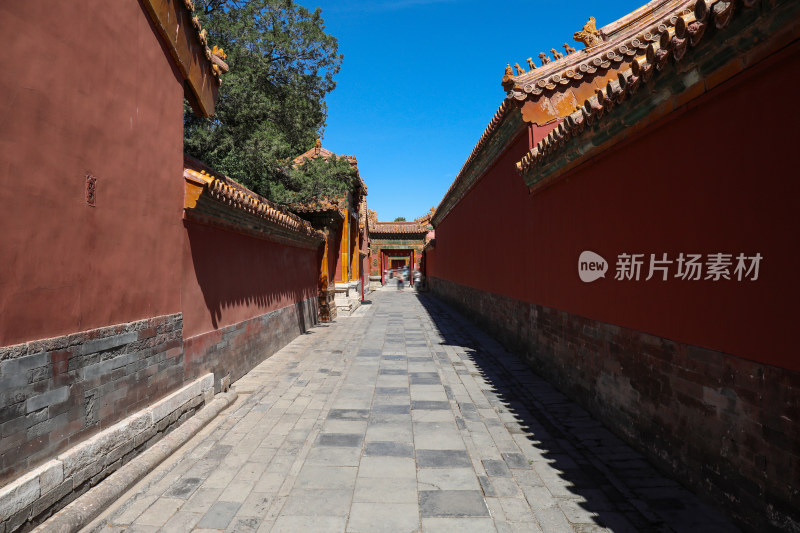 蓝天下的故宫里狭窄的后宫红色宫墙