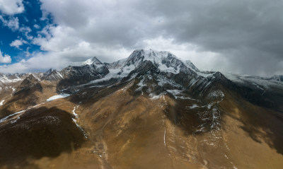 航拍西藏拉萨琼穆岗嘎雪山风景