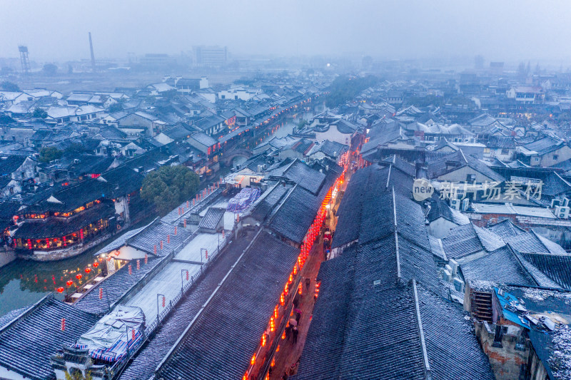 航拍雪后的古镇民居