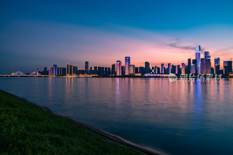 湘江湖南金融中心长沙渔人码头沿岸夕阳夜景
