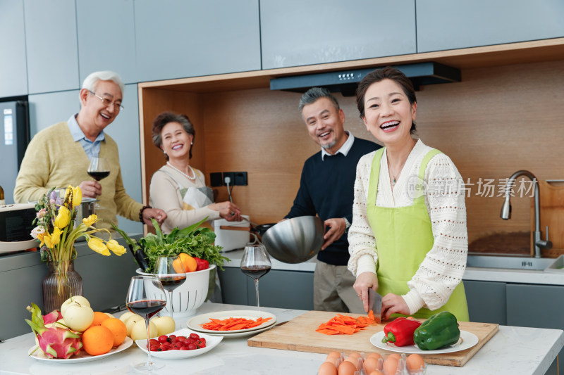 中老年人在厨房做饭