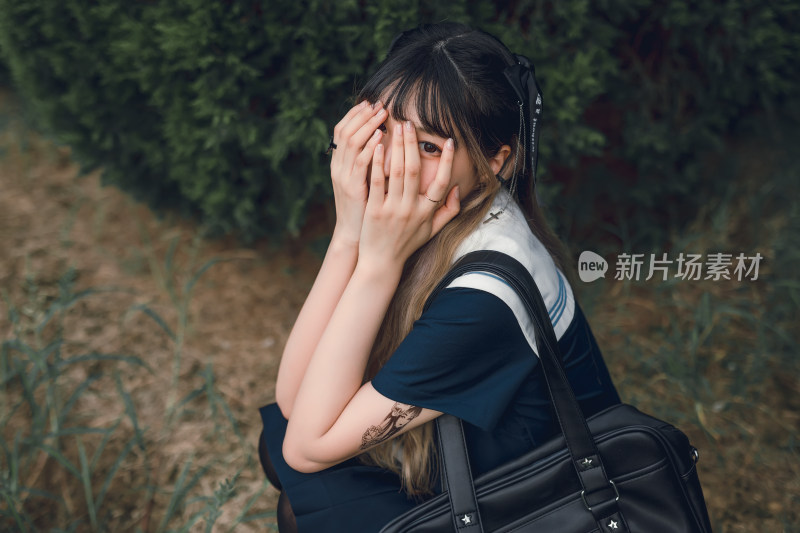 在户外穿着深蓝色JK制服的少女