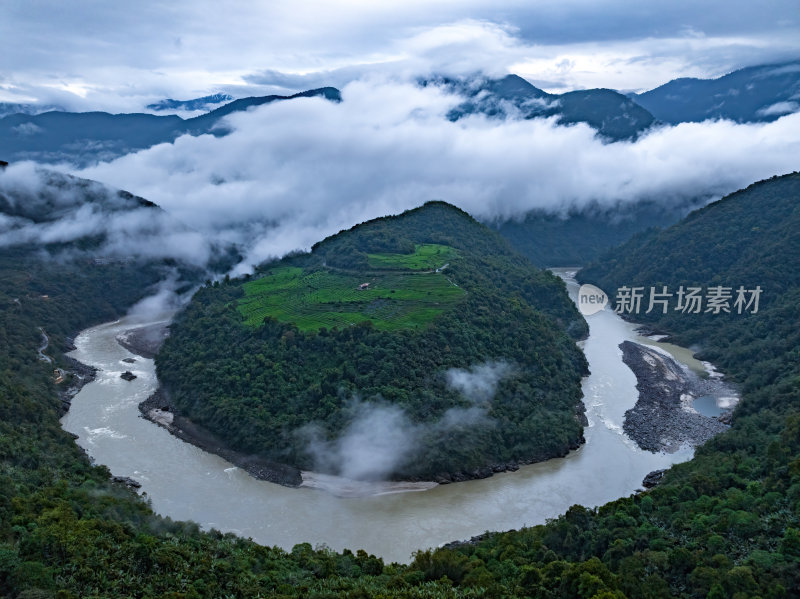 西藏墨脱县雅鲁藏布江果果糖大拐弯高空航拍