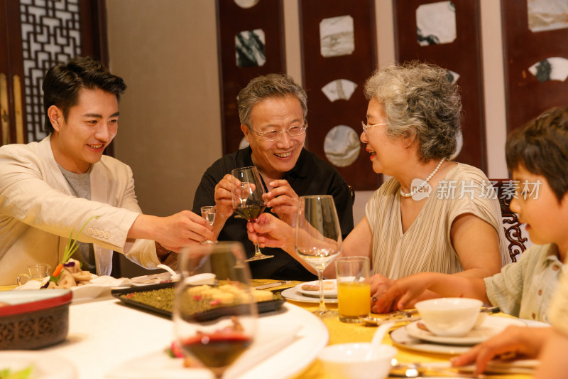 幸福家庭在餐厅用餐