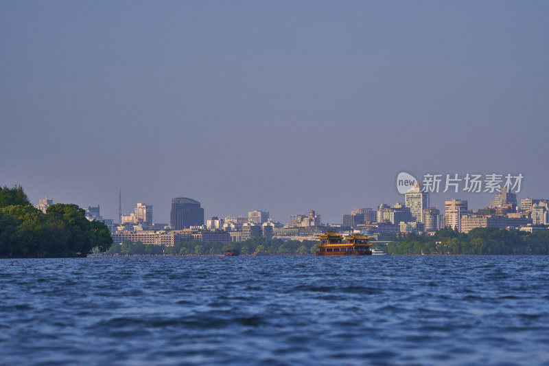 西湖的金色夕阳美景