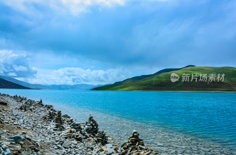 西藏山南羊卓雍措羊湖旅游景区湖泊远山风光