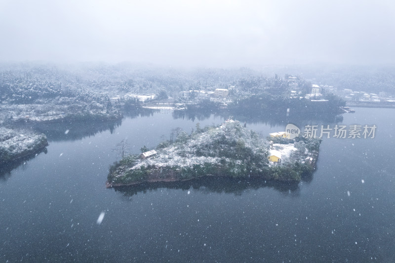 下雪中的大深南海小岛