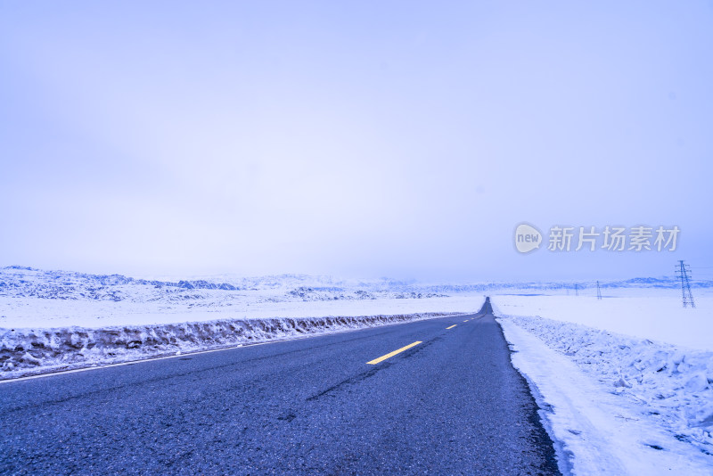 冬季雪地里的公路