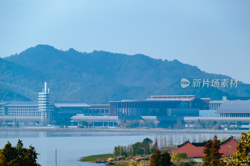 宁波院士中心上俯瞰东钱湖风景