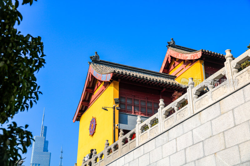 晴朗天空下的南京千年古刹鸡鸣寺