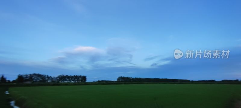 田野上的广阔天空自然景观