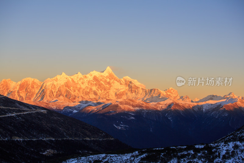 西藏林芝雪景南迦巴瓦峰日照金山雪山夕阳