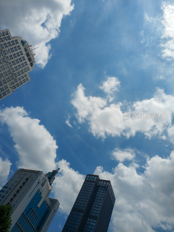 仰拍视角下城市高楼与蓝天白云的景象