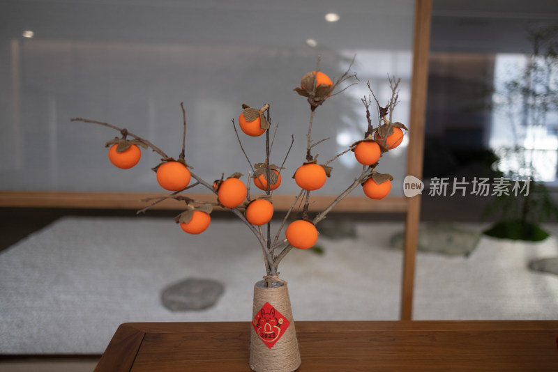 桌子上的装饰品柿子树