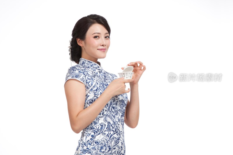 棚拍身穿中国传统服装的年轻女人端茶