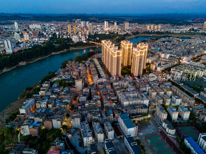 来宾城市夜幕降临航拍图