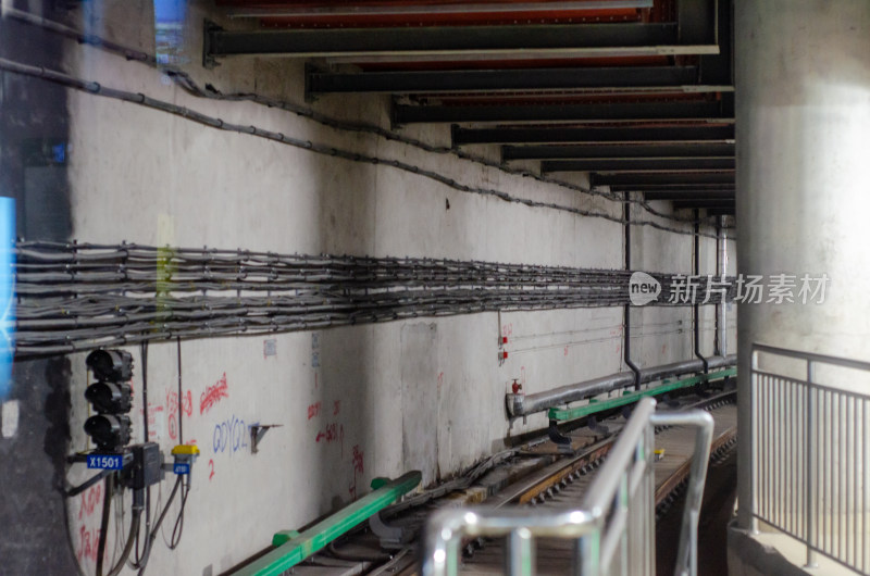 青岛地铁隧道内电缆及轨道场景
