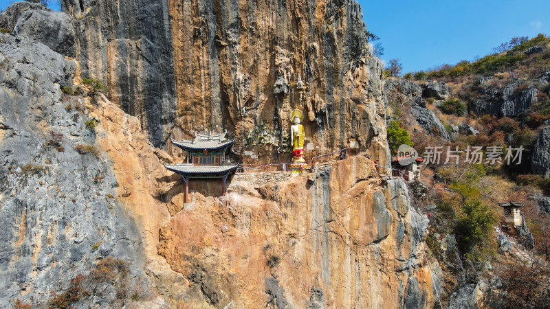 悬崖峭壁上的千年古佛大理宾川观音箐悬空寺