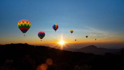 日落天空中的热气球