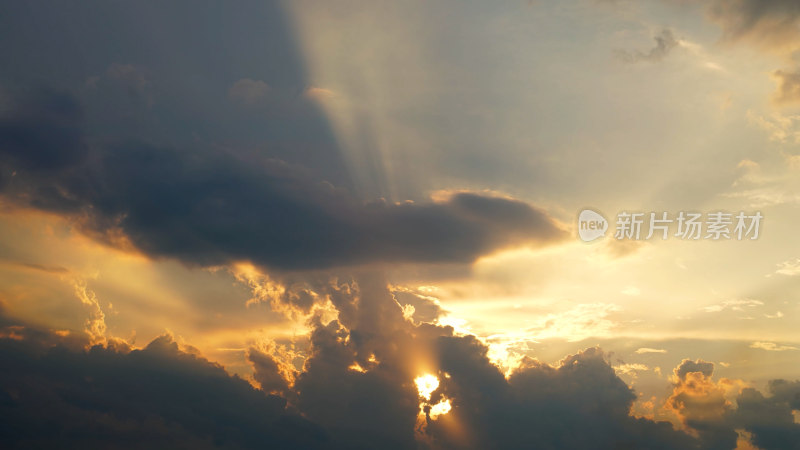 天空太阳照射阳光穿透云层太阳光丁达尔效应