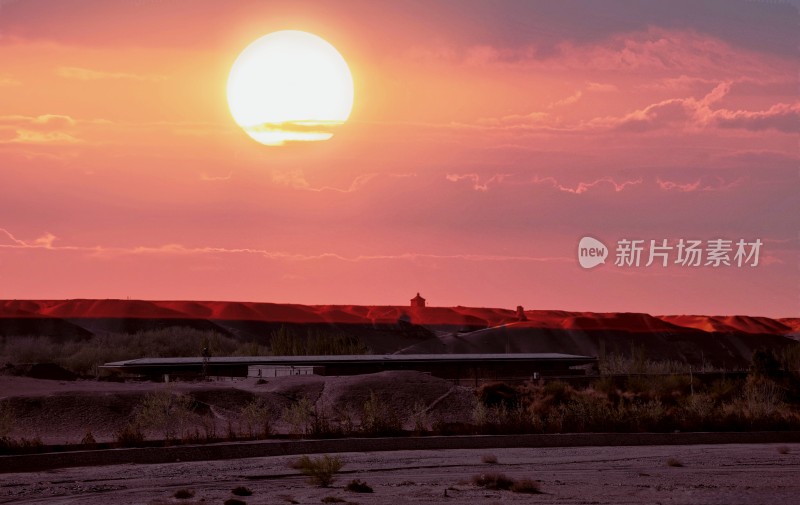 沙漠夕阳下的自然景观莫高窟