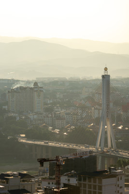 西双版纳城市中的大桥及周边建筑远景