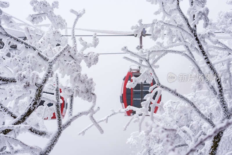 寒冷冬季大雪中景区的索道缆车轿厢