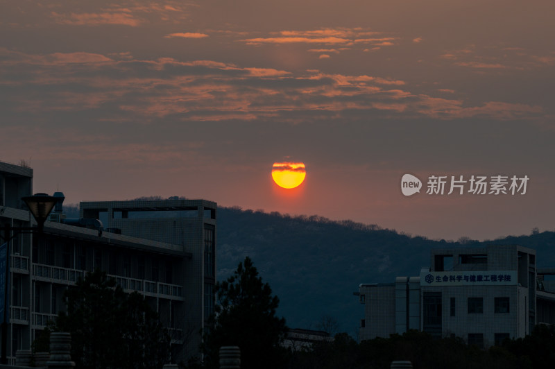 夕阳下河畔石桥与建筑景观