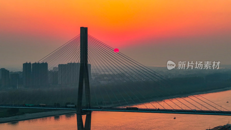 夕阳下跨江大桥航拍图