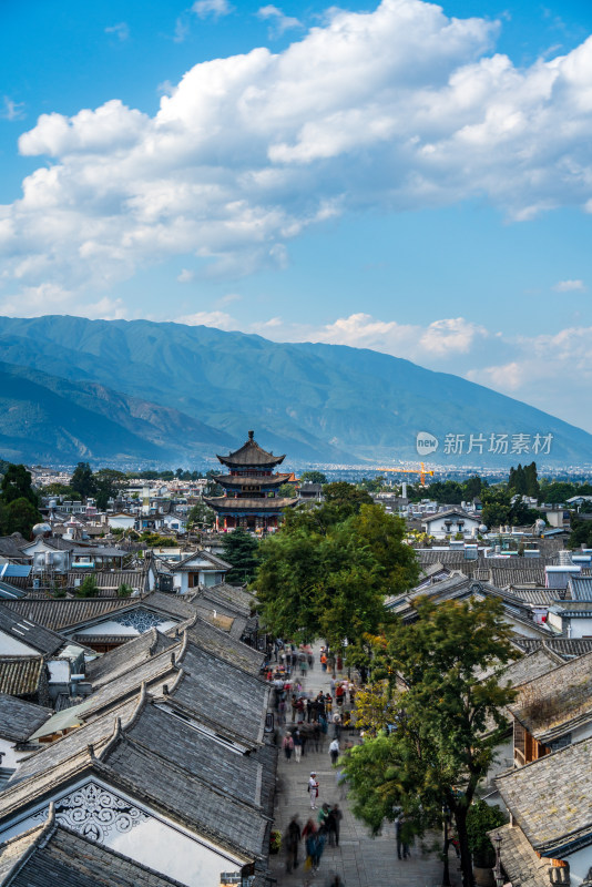 云南大理古城白族建筑屋顶与街道上的游客