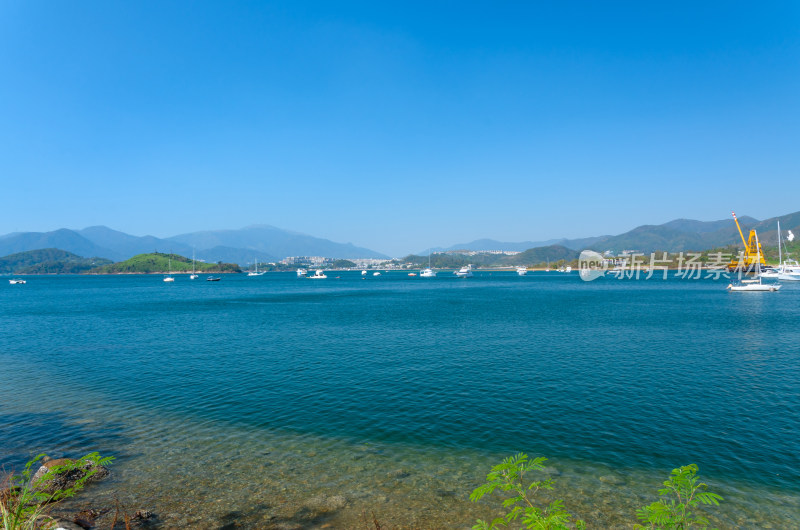 香港大埔大美督海湾码头与山脉自然风光