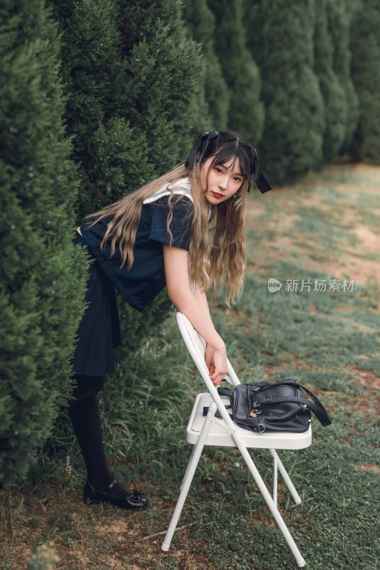 在户外穿着深蓝色JK制服的少女