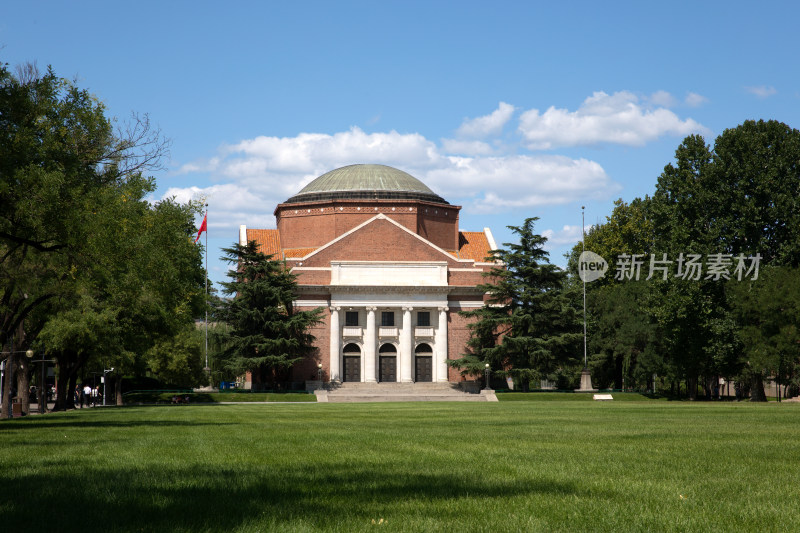 蓝天白云下的清华大学大礼堂