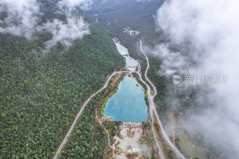 云南丽江玉龙雪山蓝月谷云雾缭绕高空航拍