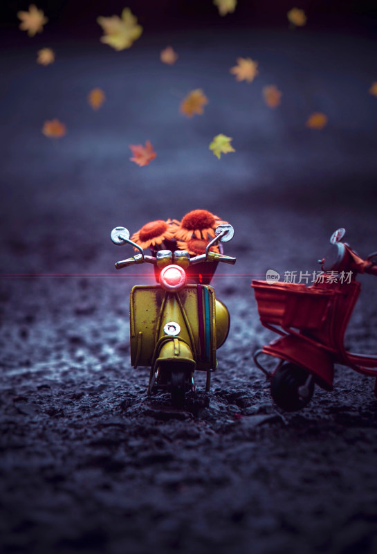 微型摩托车与散落秋叶场景