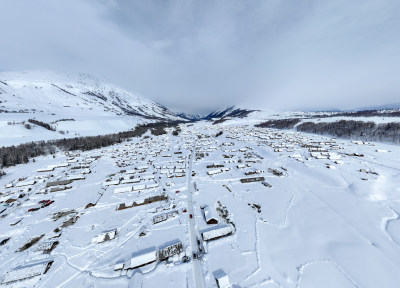 中国新疆阿勒泰禾木冬季雪景白雪覆盖的禾木