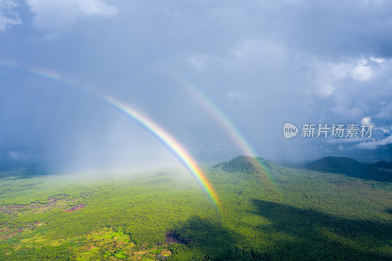 彩虹下的绿色山林 腾冲火山群