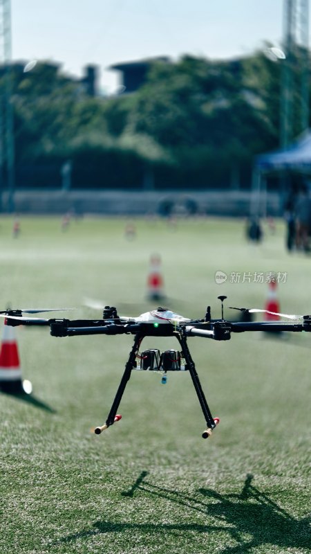 草地上起飞的无人机