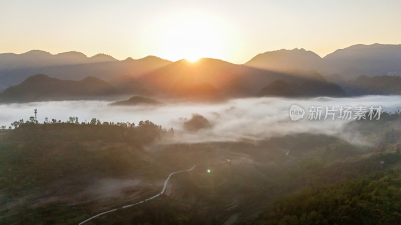 重庆酉阳：霜降后的山坡“红似火”