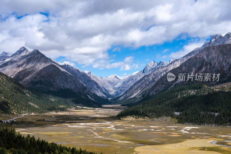 川西高原上，蓝天白云下的雪山和湿地