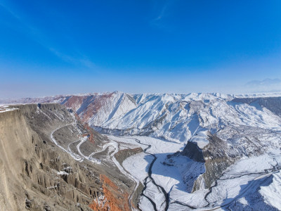 航拍新疆冬季安集海大峡谷雪景雪山山脉河流