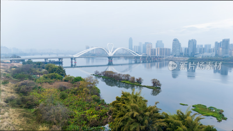 春季清晨时分雾天的惠州鹅城大桥航拍景观